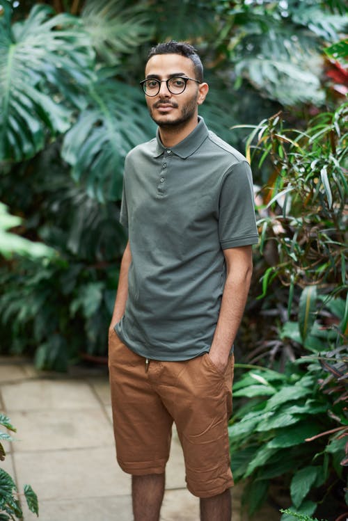 站在植物旁边的人的照片 · 免费素材图片