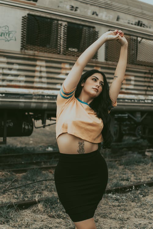 穿着黄色上衣的照片 · 免费素材图片