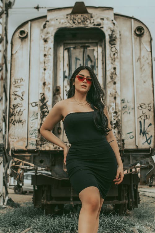 站在火车旁边的女人的照片 · 免费素材图片