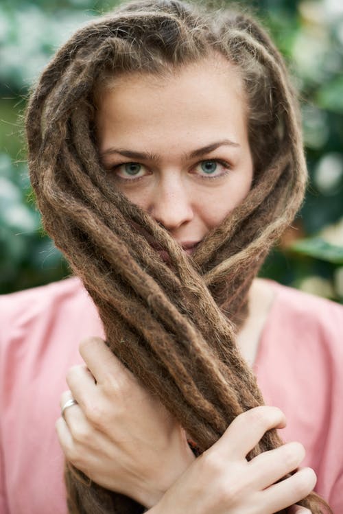 女人抱着她的头发的照片 · 免费素材图片