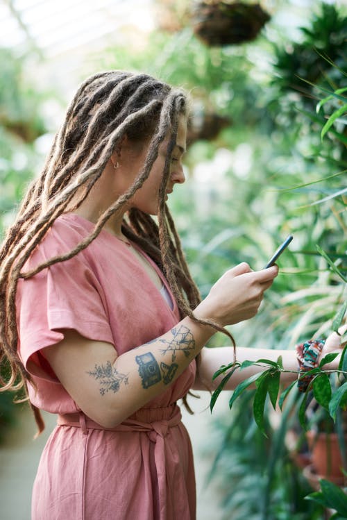 女人穿着粉红色的连衣裙的照片 · 免费素材图片