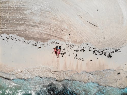 鸟瞰图的人坐在沙滩上 · 免费素材图片