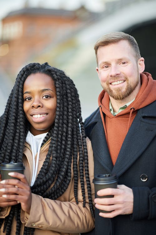 拿着咖啡杯的人的照片 · 免费素材图片