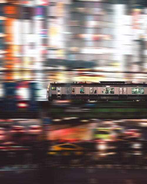 白色和黑色火车里的人的延时摄影 · 免费素材图片