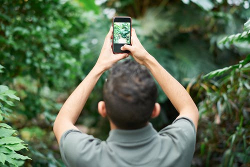 使用智能手机拍照的人的选择性聚焦照片 · 免费素材图片