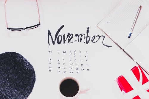 一杯咖啡和各种其他物品的顶视图11月月历的顶部 · 免费素材图片