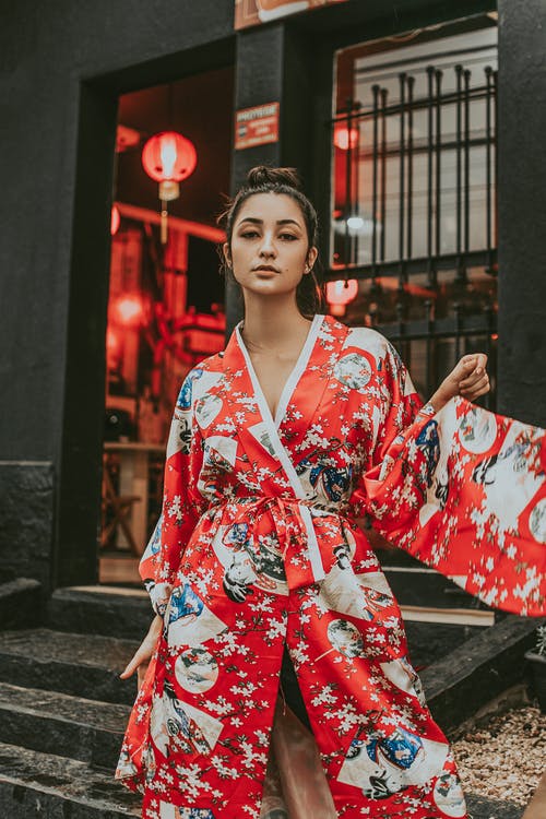 穿传统服装的女人的照片 · 免费素材图片