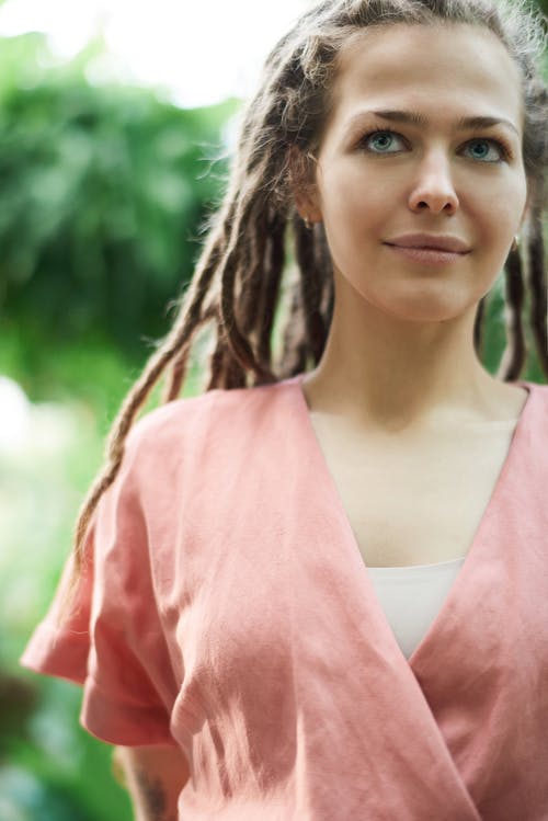 女人微笑的浅焦点照片 · 免费素材图片