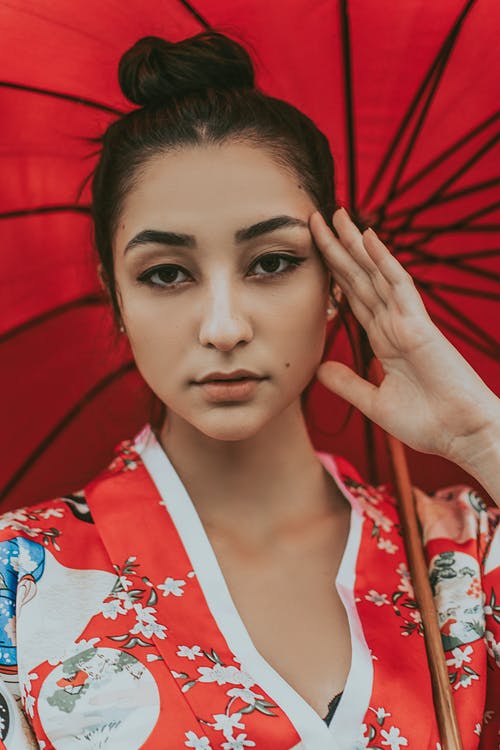 穿传统服装的女人的照片 · 免费素材图片