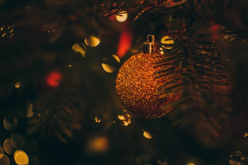 黄金摆设在圣诞树上的选择性焦点照片 · 免费素材图片