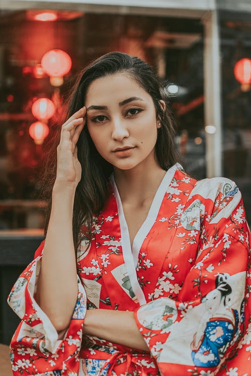 穿传统服装的女人的照片 · 免费素材图片