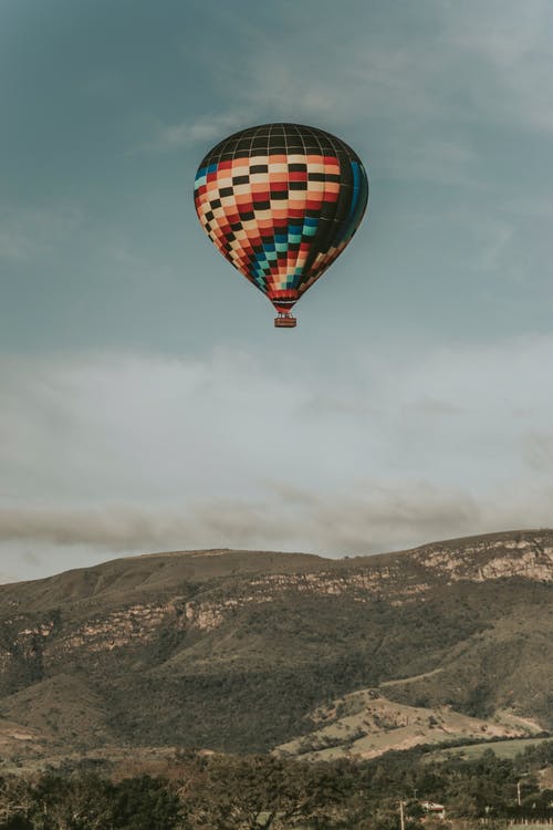 飞行五彩热气球 · 免费素材图片