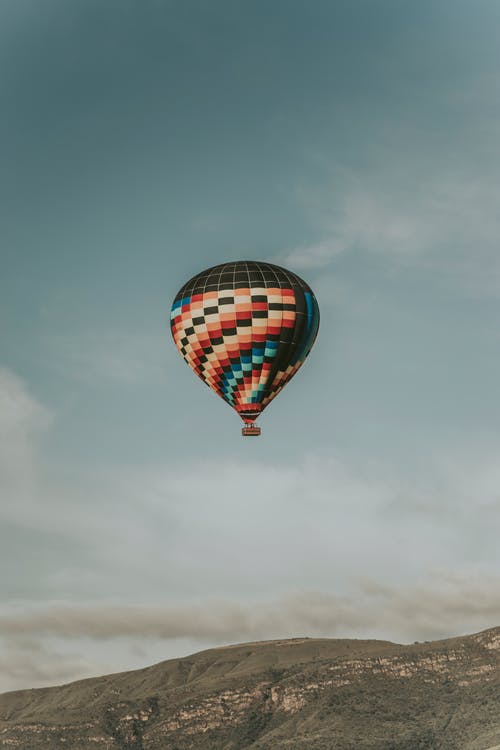 黑色和彩色热气球 · 免费素材图片
