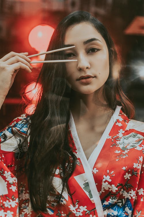 穿传统服装的女人的照片 · 免费素材图片