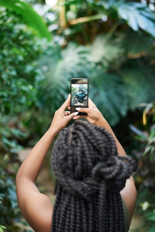 使用智能手机拍照的女人 · 免费素材图片