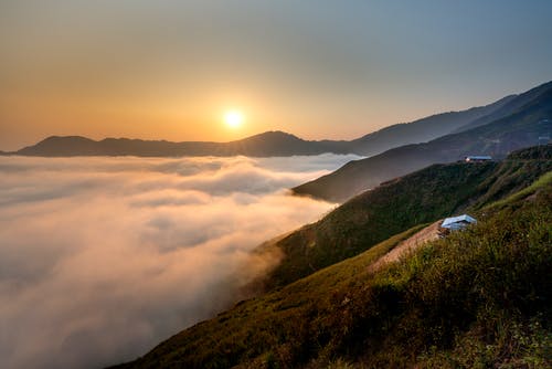 黄金时段的云海 · 免费素材图片