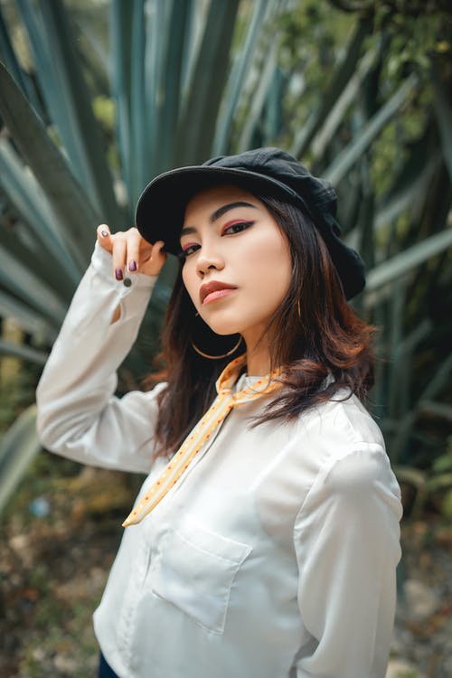 女人戴着帽子和白衬衫 · 免费素材图片