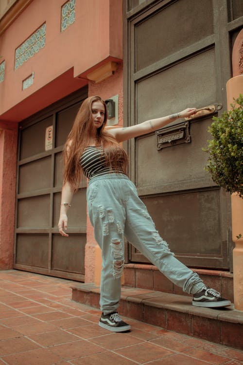 女人穿着黑色和白色的条纹的上衣 · 免费素材图片