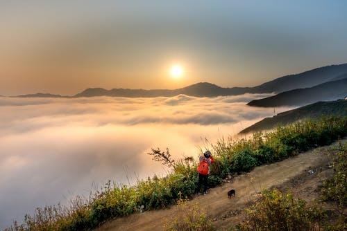 携带红色背包的人 · 免费素材图片