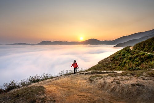 站在俯瞰云海的人 · 免费素材图片