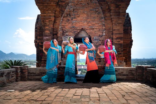 四名妇女背着陶罐 · 免费素材图片