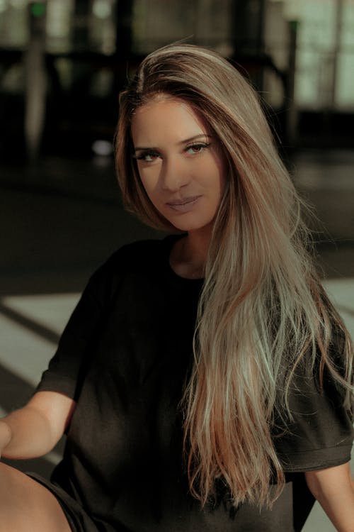 女人穿着黑色圆领t恤 · 免费素材图片