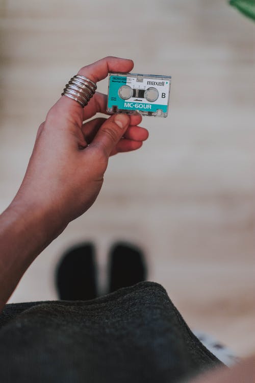 持有盒式唱片的人 · 免费素材图片