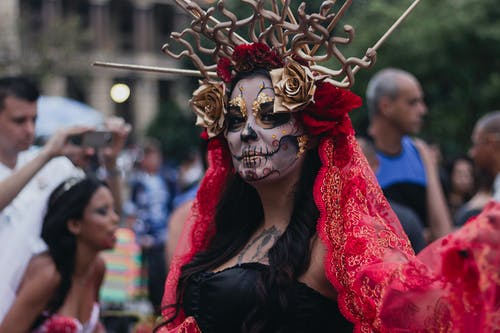 女人穿着服装的浅焦点照片 · 免费素材图片