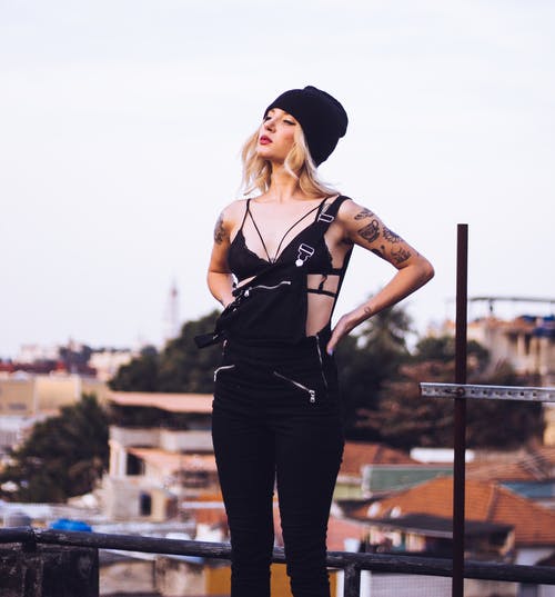 站在屋顶可以俯瞰房屋的女人 · 免费素材图片