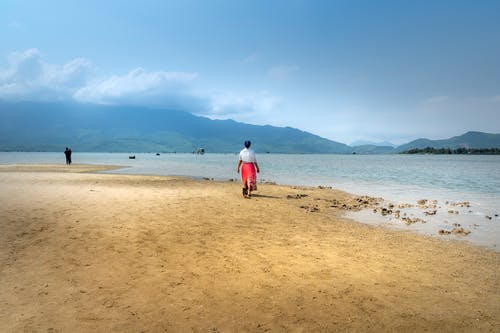 海边的人 · 免费素材图片