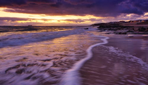 波浪在海边的照片 · 免费素材图片