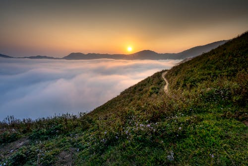 黄金时段在山脊俯瞰云海 · 免费素材图片