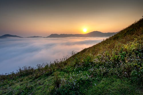 黄金时段的绿山 · 免费素材图片