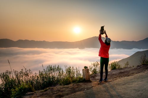 站在云海附近的人的照片 · 免费素材图片