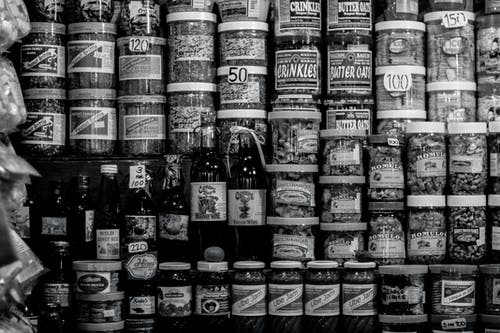 堆容器的单色照片 · 免费素材图片