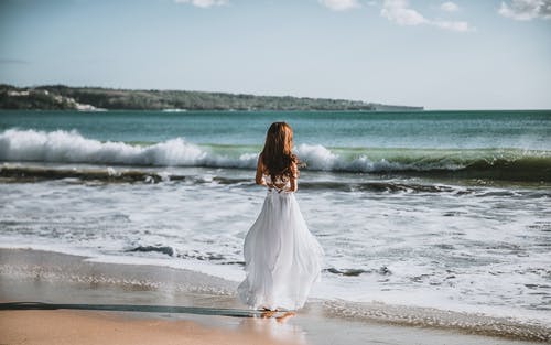 面对海洋的女人 · 免费素材图片