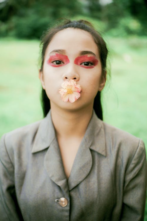 面漆的女人 · 免费素材图片