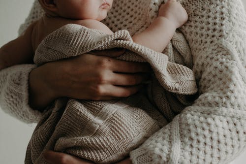 抱着婴儿的女人 · 免费素材图片