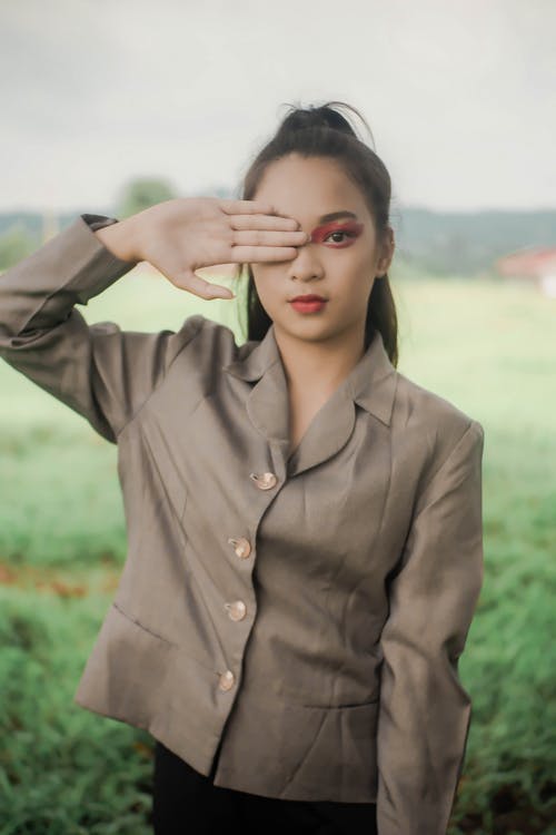 女人用手遮住她的眼睛 · 免费素材图片