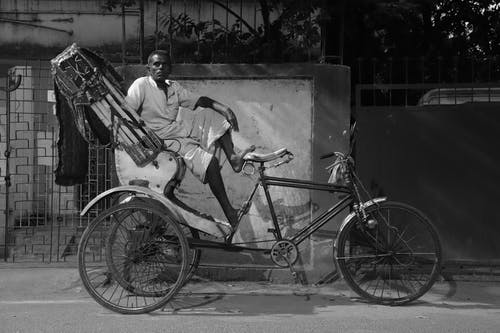 男子骑三轮车与马车 · 免费素材图片