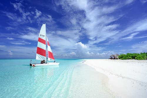 在海边水上船 · 免费素材图片