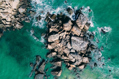 海滨岩石的鸟瞰图 · 免费素材图片