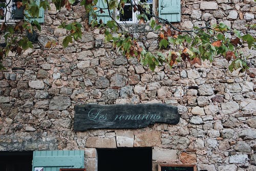 棕色石头岩墙 · 免费素材图片