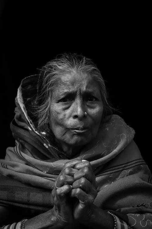 一个老女人的单色摄影 · 免费素材图片