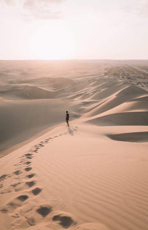 高角度拍摄的一个人在沙漠中行走 · 免费素材图片