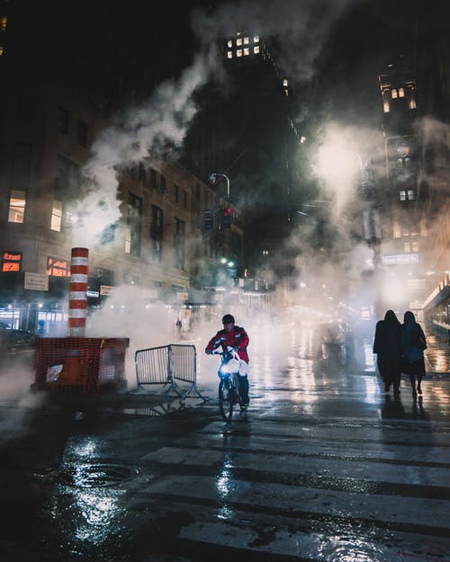 在行人专用道上骑自行车的人 · 免费素材图片