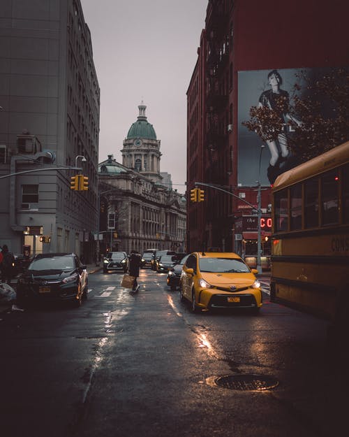 低角度拍摄的城市街道交通黄昏 · 免费素材图片
