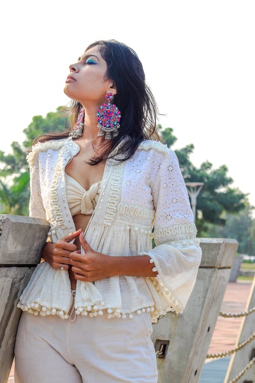 女人穿着懒人上衣的照片 · 免费素材图片