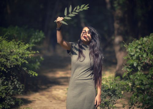 女人抱着叶子的照片 · 免费素材图片