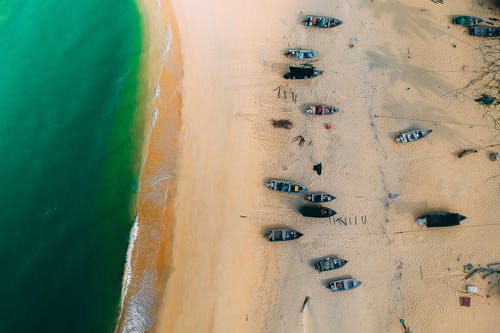 划艇在海边的鸟瞰图 · 免费素材图片